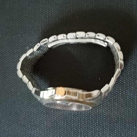 Gucci G-Timeless Two Tone (Silver/Rose Gold) Watch - Unisex - Picture 9 of 10